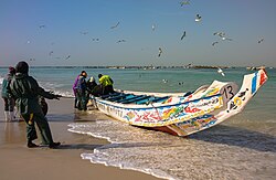 Nouakchott, die Hauptstadt von Mauretanien, traditional pirogue