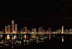 Panama-Stadt, die Hauptstadt von Panama, panorámica nocturna de la ciudad de panamá