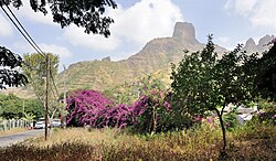 Landschaft in Kap Verde, santiago são jorge dos órgãos bougainvillea
