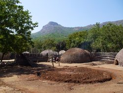 Landschaft in Eswatini, traditional village