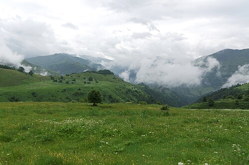 Landschaft in Georgien, abudelauri valley under clouds early summer