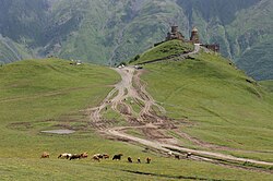 Landschaft in Georgien, gergeti trinity church mountain pasture