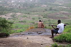 Landschaft in Mosambik, beautifull hill landscape chimoio guy playing guitar