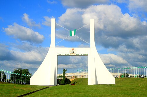 Landschaft in Nigeria, city gate abuja