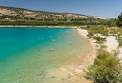 Landschaft in Spanien, landscape banks embalse de los bermejales andalusia
