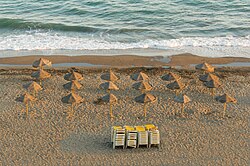 Landschaft in Spanien, parasols evening beach rincon de la victoria andalusia